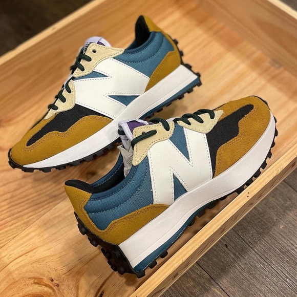 New Balance Shoes - New Balance // 327 Lifestyle Sneaker in Workwear Moonstone Colorway, Sz 7.5